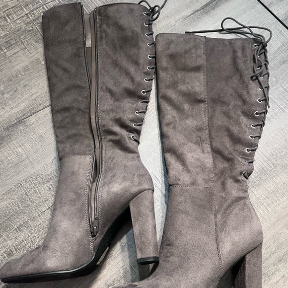 Elegant Gray faux Suede Knee-High Boots - Picture 2 of 5